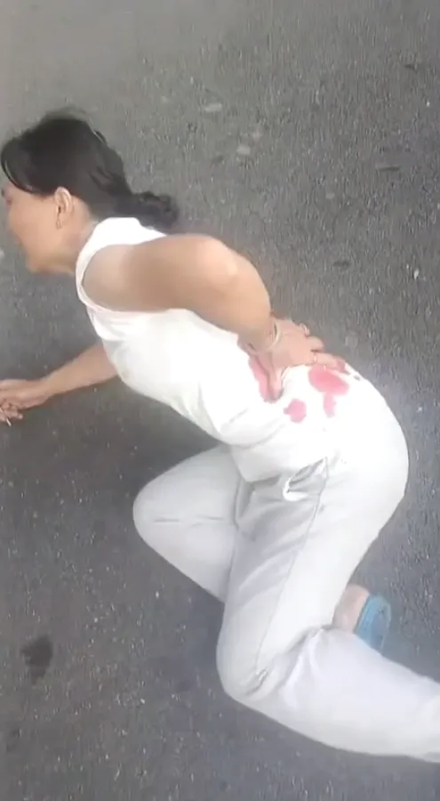 女子腰部中刀表情痛苦。翻摄自X