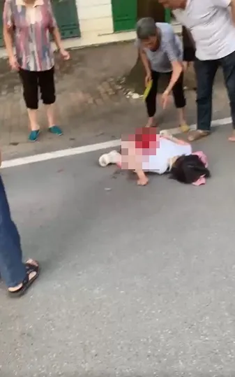 女童倒地不動。翻攝自X