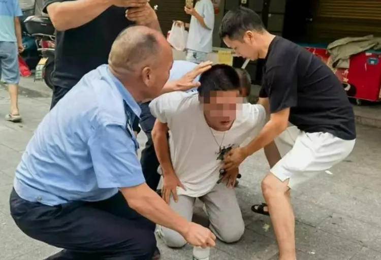 凶嫌當場被捕。翻攝自東網