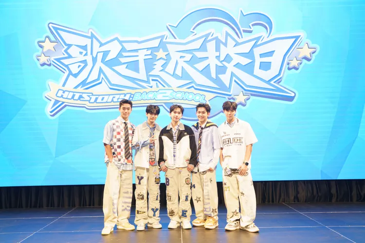 源少年左起須弘道 、盧佾暘、黃莑茗 林毓家、李秉諭分享自己喜歡的華語偶像。北流提供