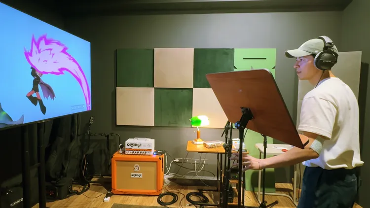 李國毅在配音現場用全身演出。小公視提供