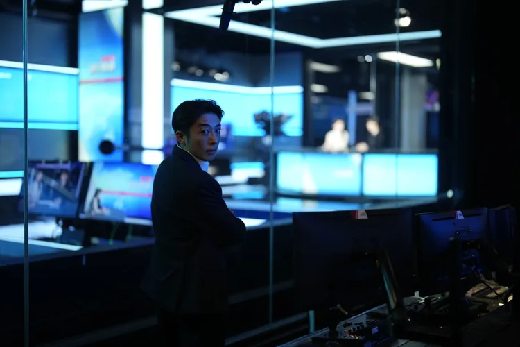 高橋一生避免被政治情勢牽引專注在人的塑造。牽猴子提供