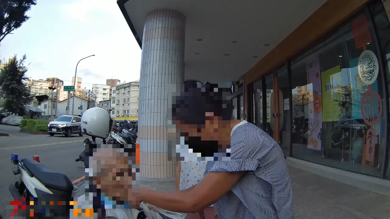 轮椅翁外出散心却迷途,幸获帮助。翻摄画面