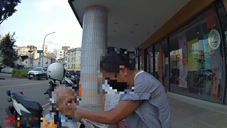 輪椅翁外出散心卻迷途，幸獲幫助。翻攝畫面