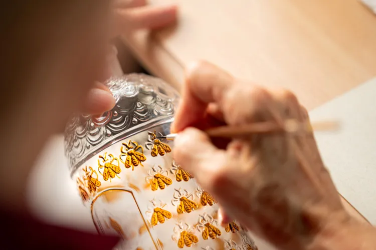 嬌蘭BEE BOTTLE蜂印瓶。品牌提供