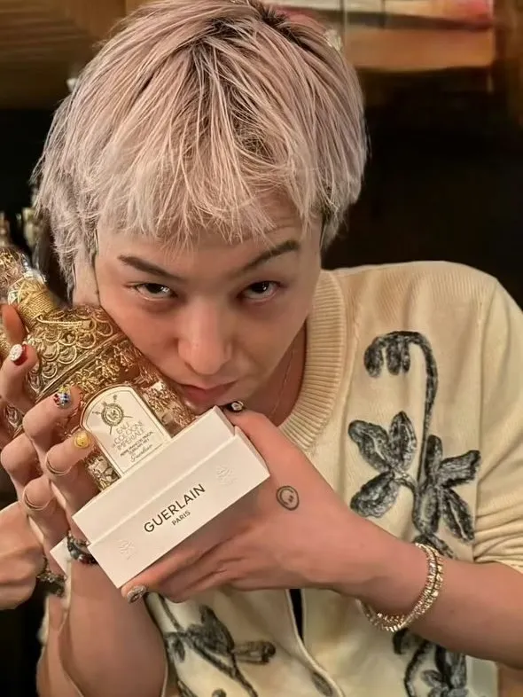 GD手捧嬌蘭帝王香水合影。翻攝IG