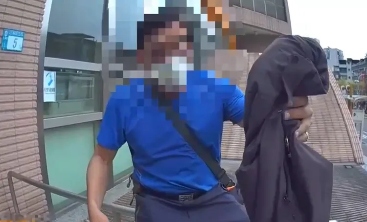 潘男稱水果刀是從衣服飛出來然後手接到，警員聽了當然不信。翻攝畫面