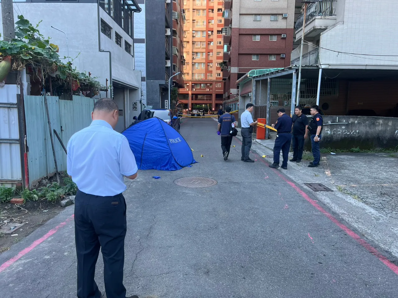 警方封锁现场采证,找到8颗弹壳,死者身中至少5枪。民众提供