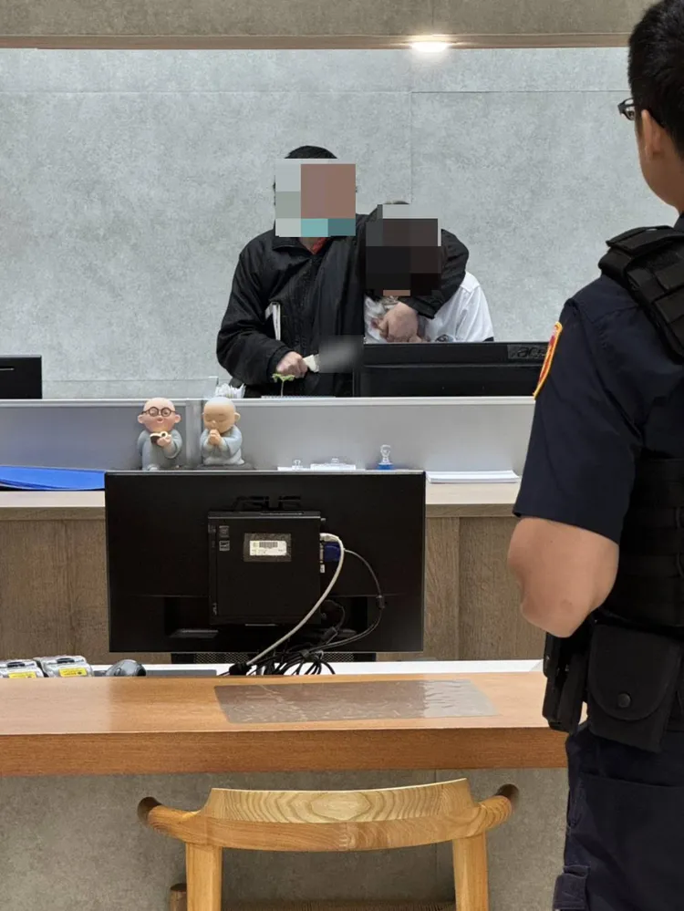 吳嫌持刀挾持佛寺女員工。民眾提供