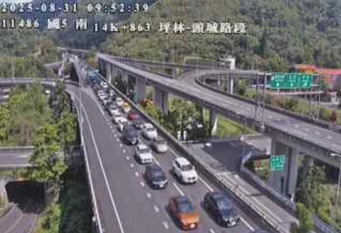 今天上午雪山隧道南下路段一度回堵約1公里。翻攝照片