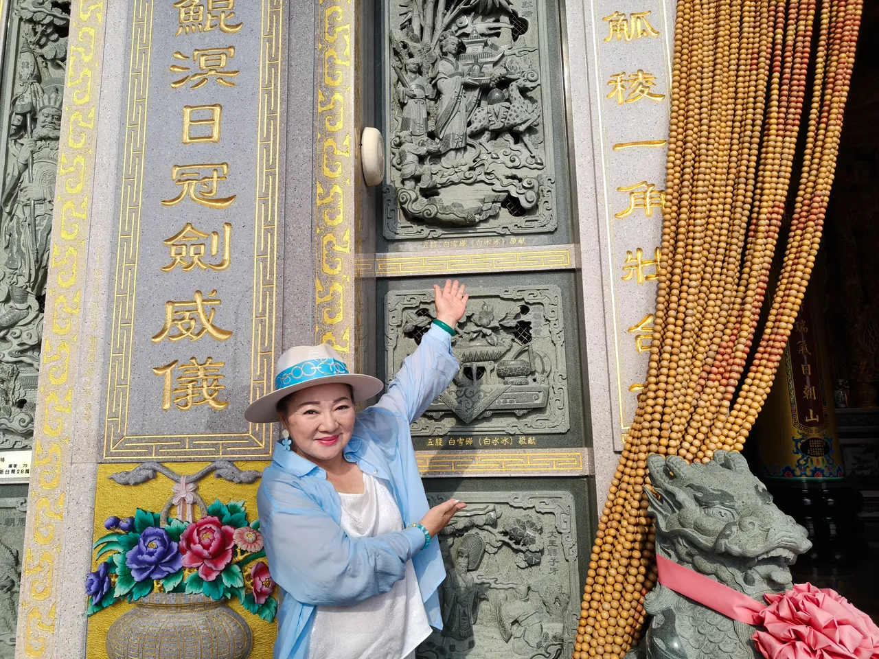 白冰冰在自己捐赠的石堵前拍照。长兴影业提供