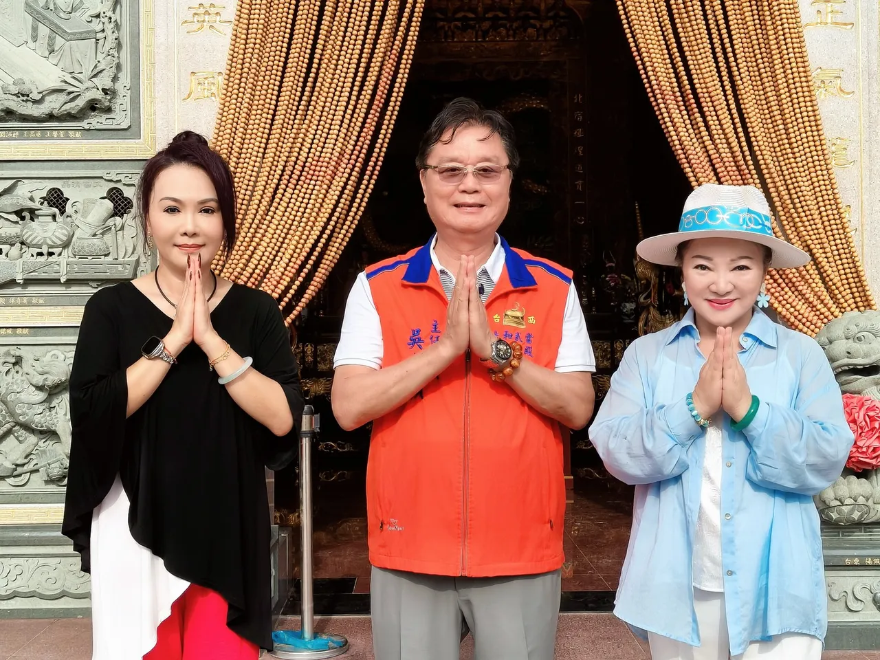 白冰冰(右起)与主委吴东颖、演员郑咏心一起祈求风调雨顺。长兴影业提供