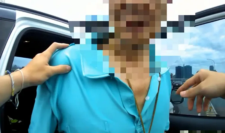 警方將老翁帶回。警方提供