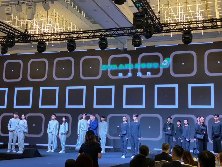 長榮航空這次與Maison Kitsuné合作，首創於去回程航班提供不同顏色的睡衣搭配拖鞋。莊偉祺攝