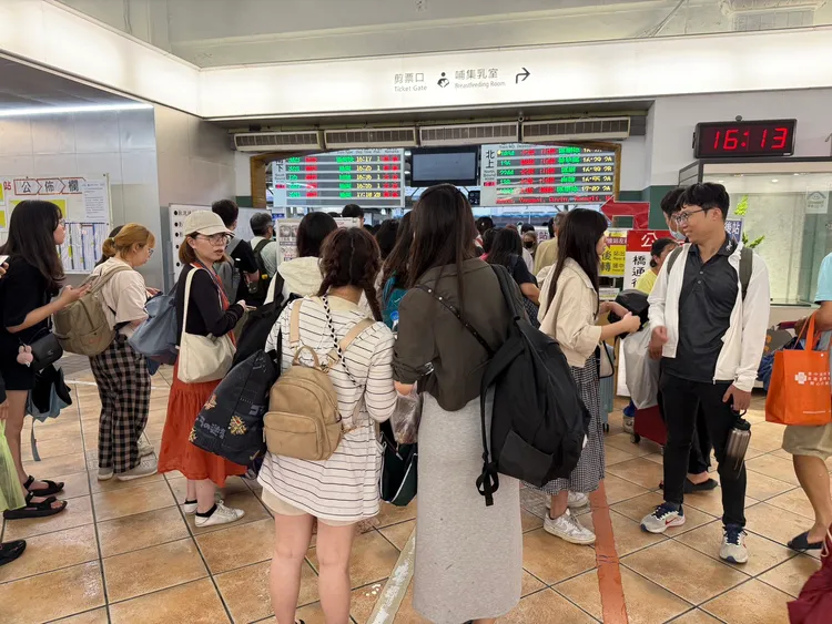 台鐵斗六到二水路段今（3日）下午3點多因豪大雨造成水淹軌道，雙線暫時無法通行。李易昌攝