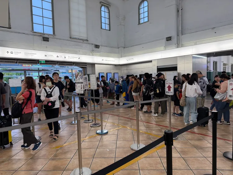 台鐵斗六到二水路段今（3日）下午3點多因豪大雨造成水淹軌道，雙線暫時無法通行。李易昌攝