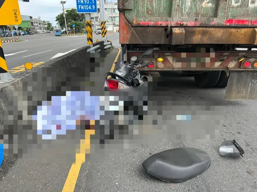 屏東曳引車路口停等紅燈遭機車追撞 54歲男騎士車毀人亡
