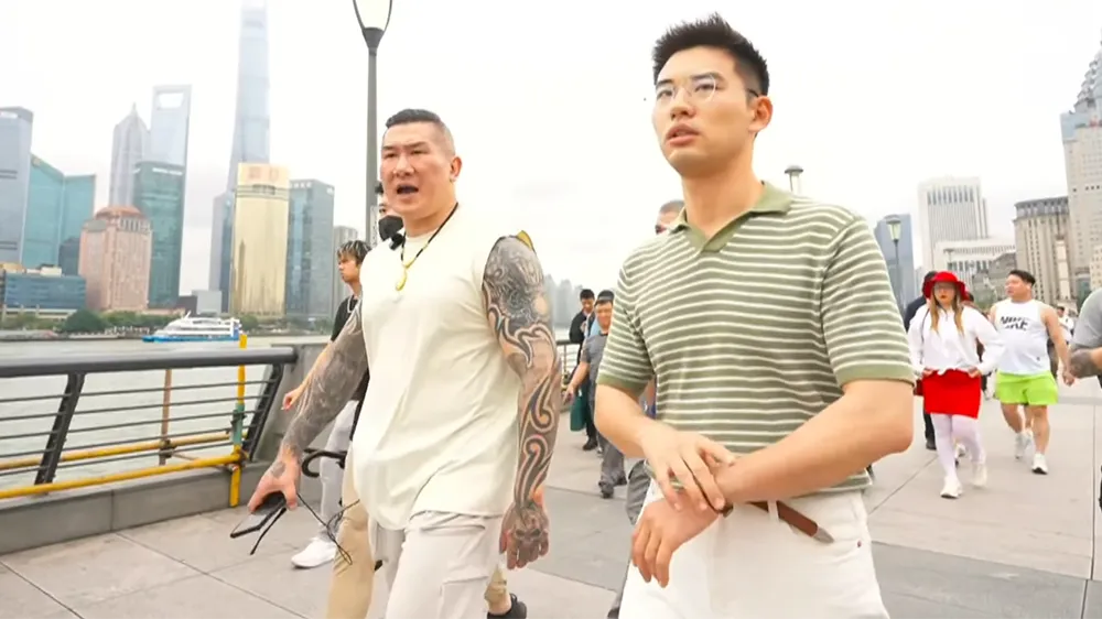 馆长(左)脑中夸赞词倒得快,却一度哭诉无法开帐号。翻摄自馆长恶名昭彰YouTube