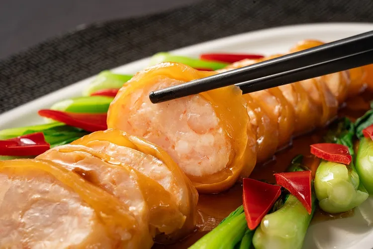 得獎名菜「黃花魚膠釀蝦滑」為《王朝御府宴》中備受關注的亮點佳餚。台北凱撒大飯店提供