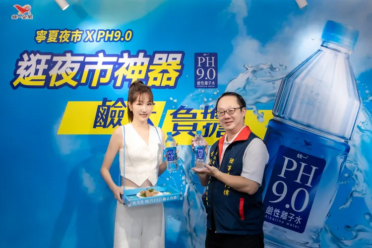 夜市女神曾莞婷與寧夏夜市理事長林定偉共同為快閃活動揭幕