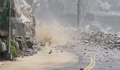 杨柳挟强风豪雨 中横公路落石中断!预计明抢通