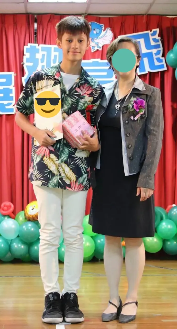 JAMES(赵雨凡)被挖出领奖照片,让台湾粉丝倍感亲切。翻摄X