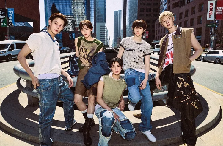 CORTIS平均年齡只有17歲，由JAMES（左起）、SEONGHYEON、KEONHO、JUHOON、隊長MARTIN組成。翻攝CORTIS IG