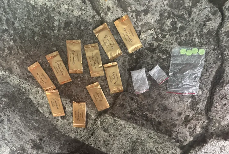 警方於嫌犯車廂內搜出5.1克愷他命、34.5克的毒咖啡包、5.1克的哈密瓜錠。翻攝畫面