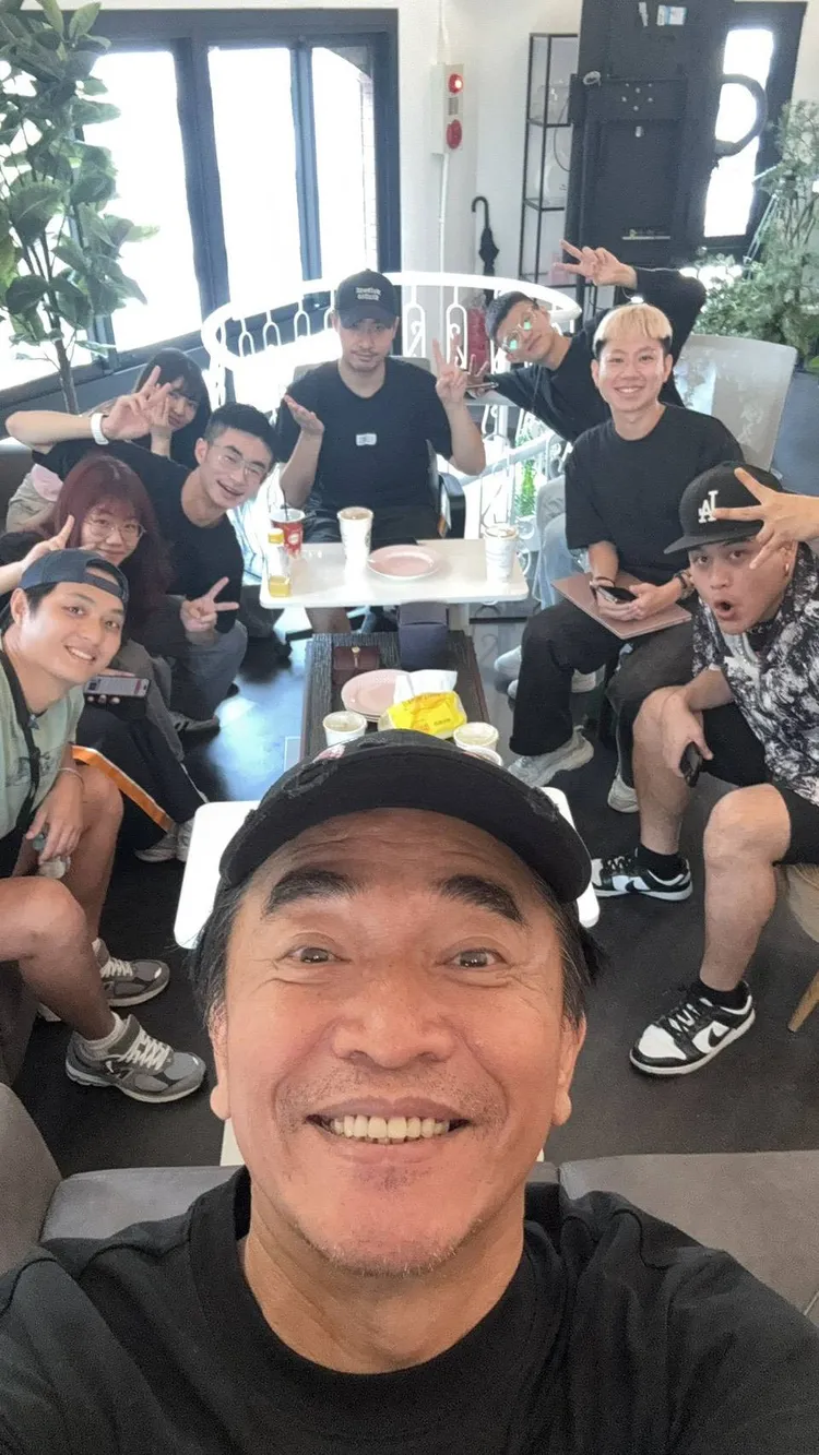 今天早上，吳宗憲（前）找了鹿希派（中）、盧鼎惠（左一）一起開會。吳宗憲提供