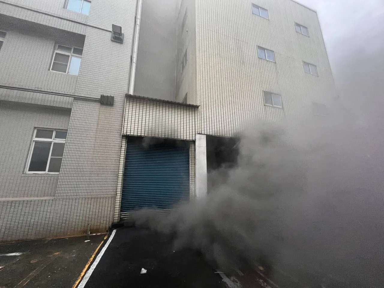 东港安泰医院火警酿9死,疑因被浓烟呛伤不治。翻摄画面