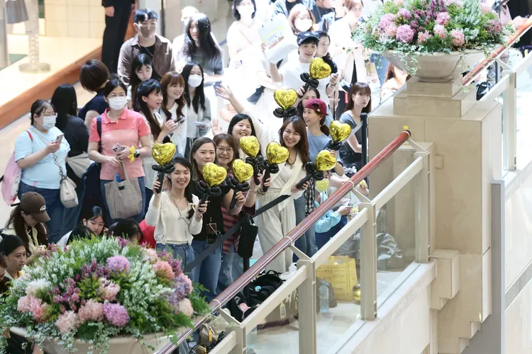 上午台北101昨開門營業，就有粉絲聚集。彭欣偉攝