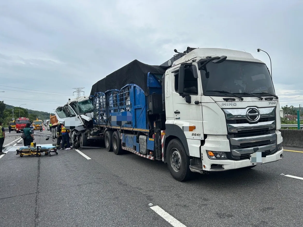砂石车追撞大货车,造成司机受伤。翻摄画面