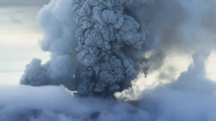 俄羅斯勘察加半島在強震後火山噴發。美聯社