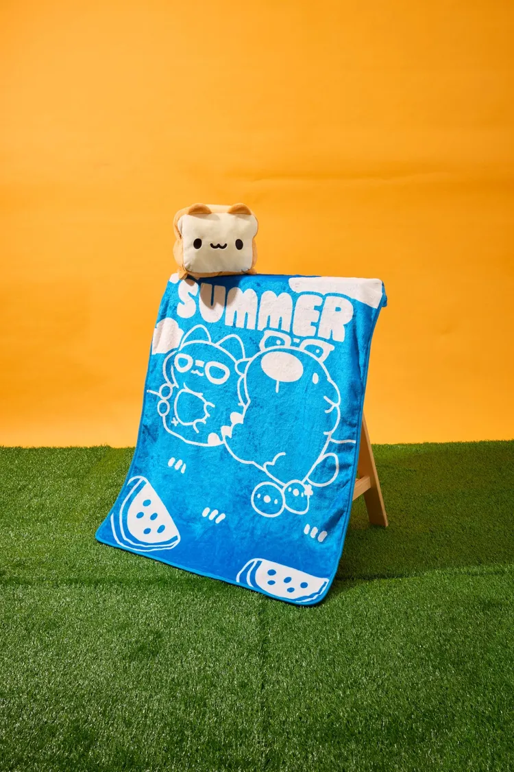 不論是披上「造型玩偶毯」窩在沙發上追劇，還是用「加蓋泡麵碗」進入深夜食堂，或是辦公路上揹著「針織托特包」，讓咖波進入生活、帶來夏日的浪漫。業者提供