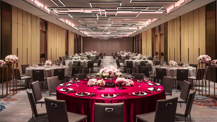 宴會廳具有310吋最高階P2.5高畫質解析度LED電影牆，《灣島娛樂》也將帶來絕無冷場的七十分鐘完整演出，皇后們將共同輪番登場，用歌舞、互動與笑聲點燃全場。台北國泰萬怡酒店提供