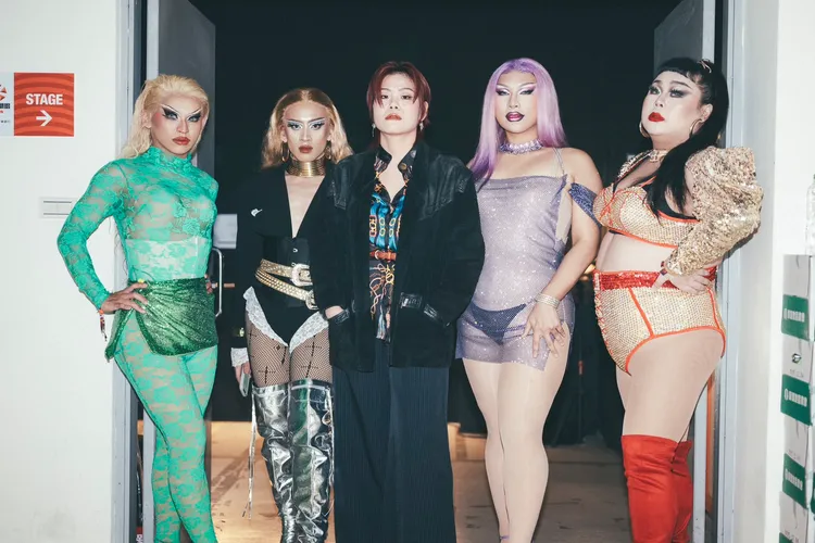 表演的過程中，同時也會穿插各種互動小遊戲，將分別由皇后們引導現場賓客，相互認識彼此，增加互動表演的可看性。灣島娛樂提供