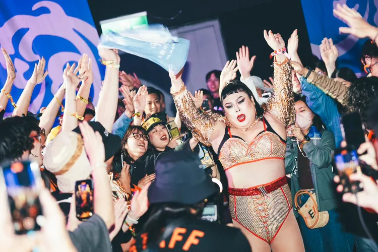 當天用餐的賓客，更有機會與瑪莉安、Yolanda、薔薇、跩姬漢娜等皇后們，近距離舞台接觸互動，保證值回票價。灣島娛樂提供