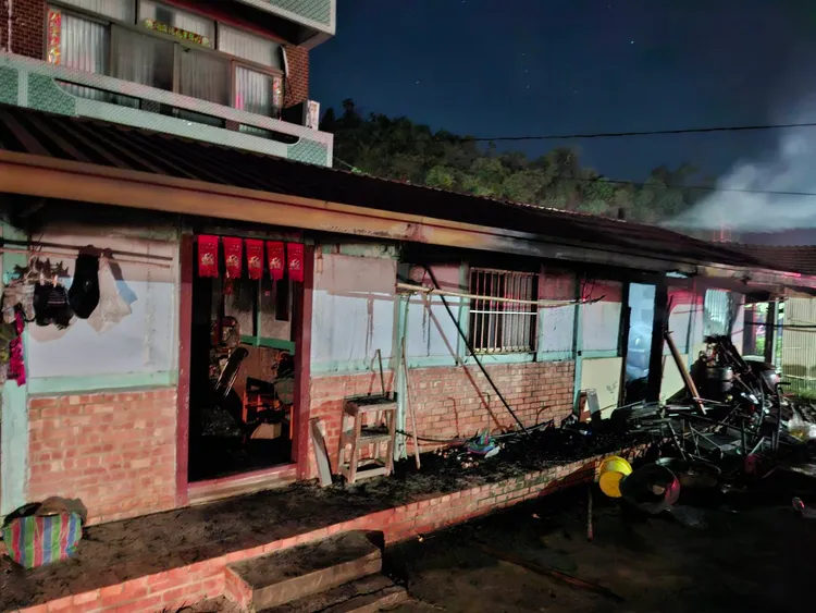 陳姓屋主發現時倒在神明廳地上，已經沒有呼吸心跳。民眾提供