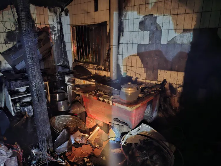 起火點在廚房，陳家人前晚燒水煮筍「殺青」，疑似未處理好餘燼釀禍。民眾提供