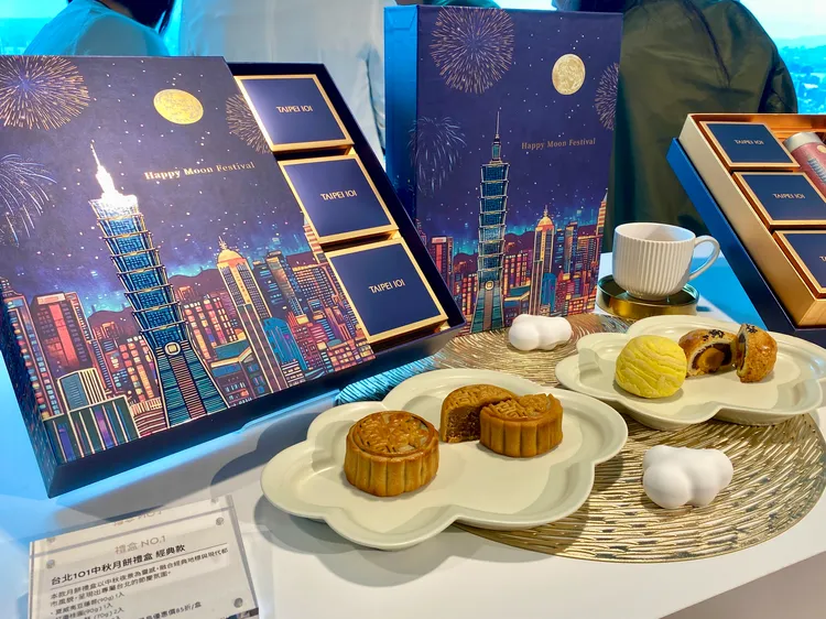 禮盒類榜首的中秋月餅，今年設計以中秋夜景為靈感。莊偉祺攝