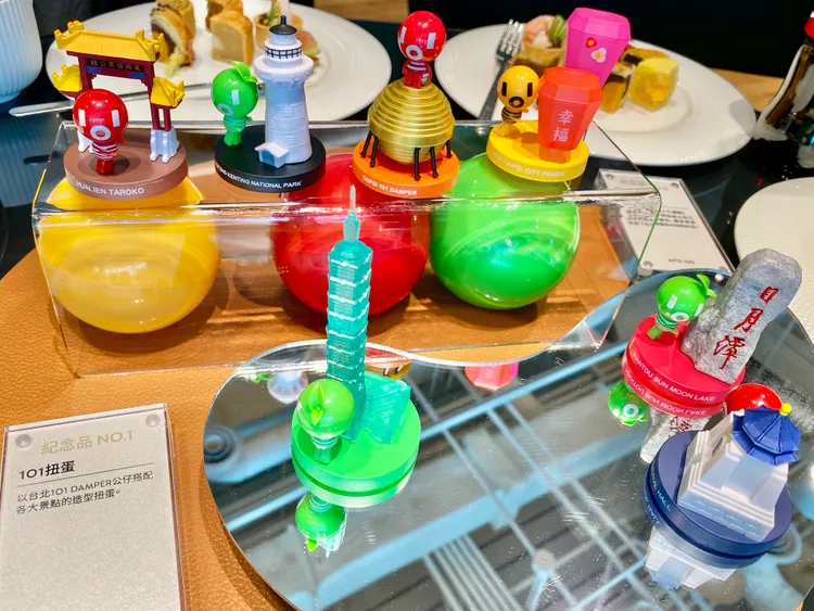紀念品熱銷排行榜第一名的扭蛋，最高每個月賣出1萬顆以上。莊偉祺攝