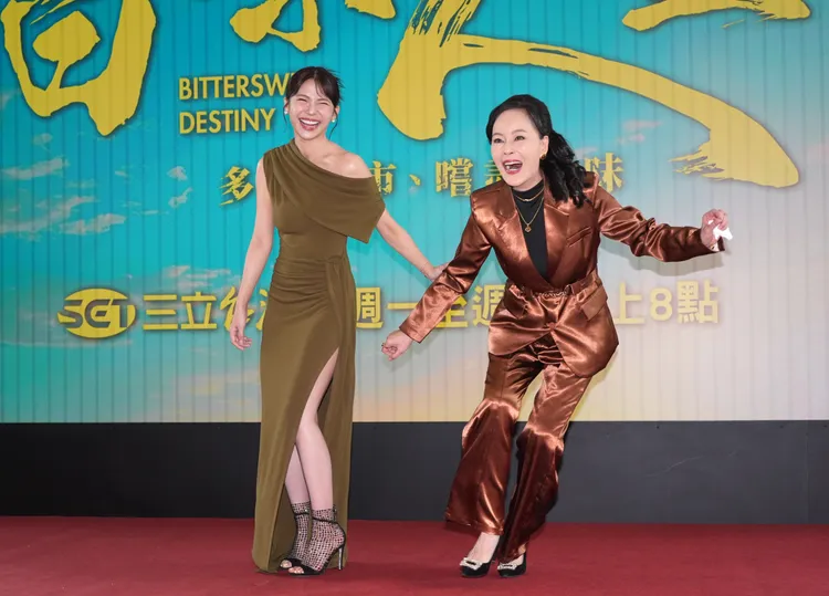 林萱瑜（左）和岳虹在卡司發布會上笑鬧。攝影中心攝