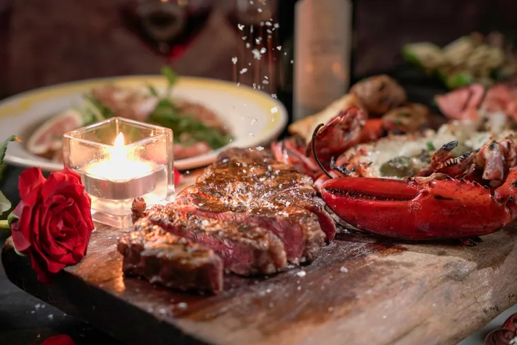 主菜「碳烤美國Flannery肋眼牛排」，肉質鮮嫩多汁，風味濃郁迷人。君品酒店提供