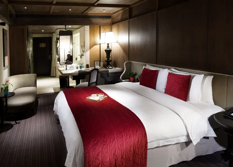 七夕情人節期間於官網訂房入住行政豪華客房(含)以上房型，享七折優惠及延遲退房，並加贈情人浴袍。君品酒店提供