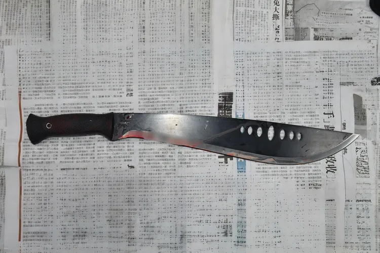 警方查扣開山刀。翻攝畫面