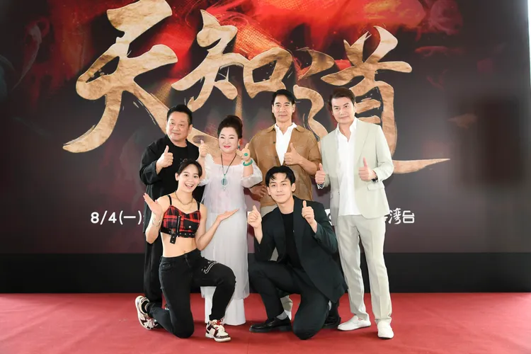 白冰冰（上排左二）帶著主要演員群出席首映記者會。三立提供