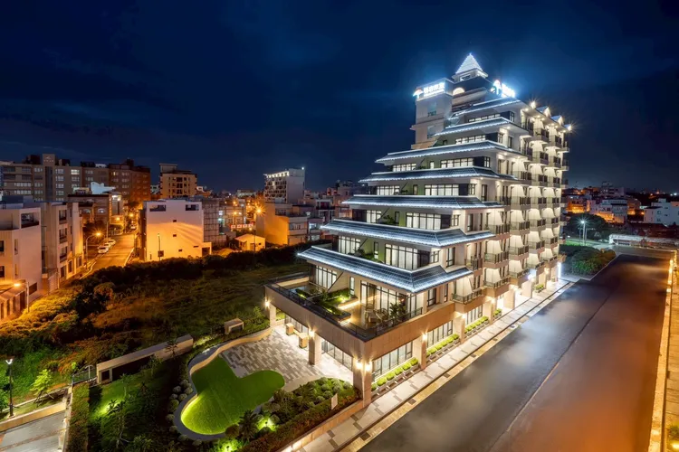 郵輪造型外觀的「福容徠旅澎湖」，樓高8層、地下1層。福容大飯店提供