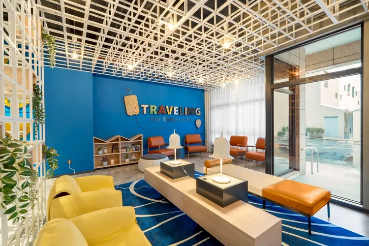 「福容徠旅澎湖」大廳配色以澎湖海域的藍、沙岸的灰白及玄武岩的黑搭配設計。福容大飯店提供