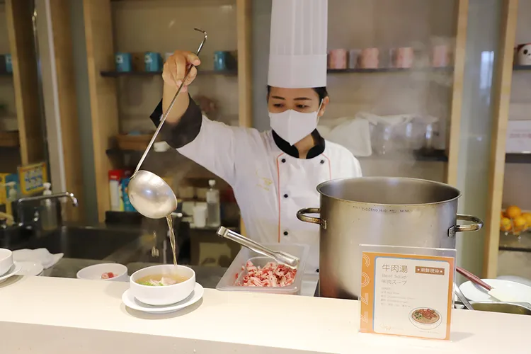 館內吃到飽餐廳Cozzi KITCHÉN早餐結合台南特色牛肉湯等經典小吃。和逸飯店·台南西門館提供