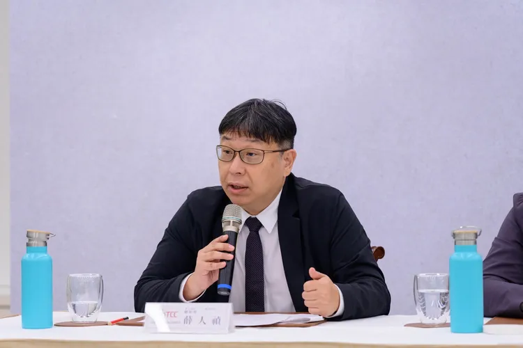 台泥企業團總執行長張安平今晚20時於台泥大樓親率高階主管召開記者會。圖為三元能源科技總經理薛人禎。台泥提供